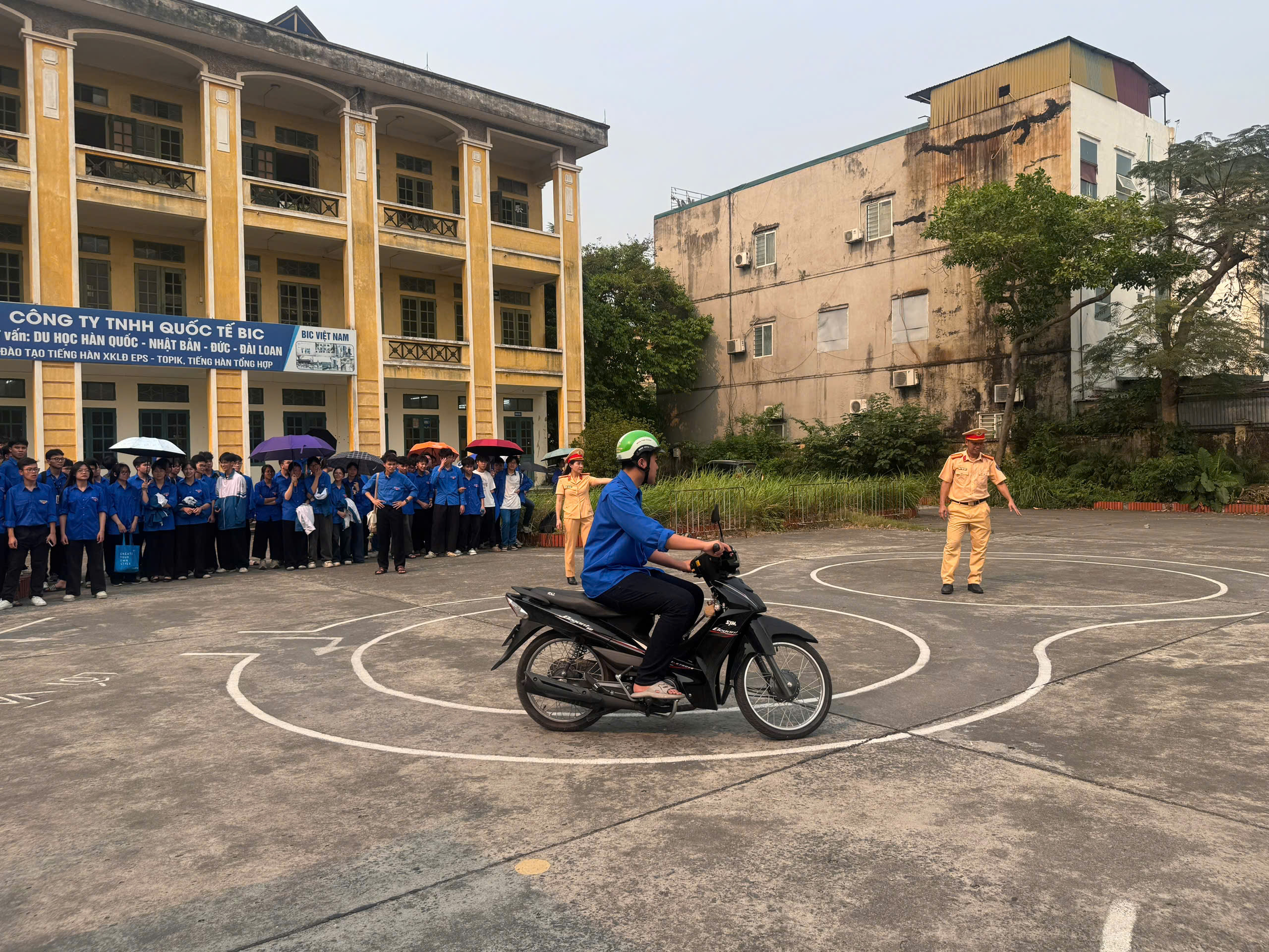 Phòng Cảnh sát giao thông: Tuyên truyền và hướng dẫn kỹ năng lái xe an toàn cho học sinhtrường THPT Nguyễn Trãi